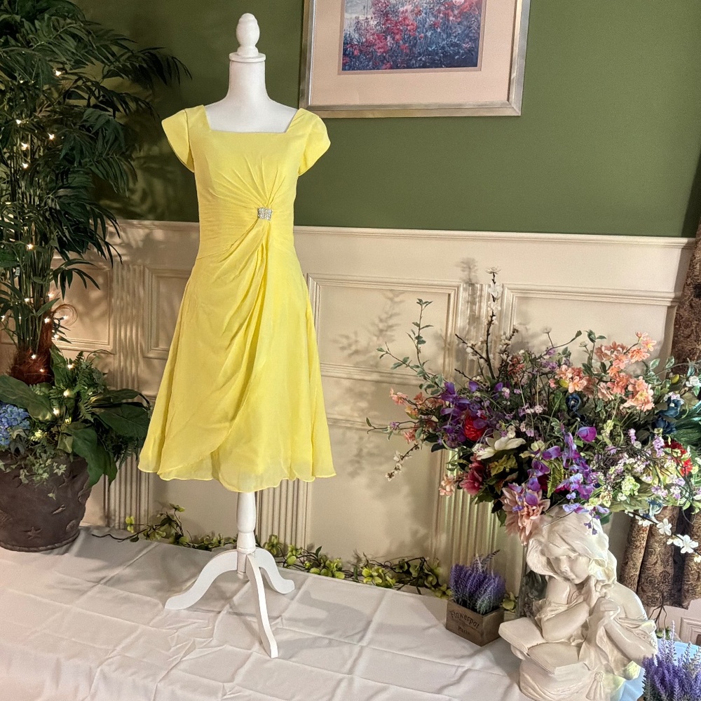Short yellow dress with cap sleeves